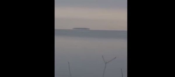 Mysterious object hovering on Lake Erie surface - Sputnik International