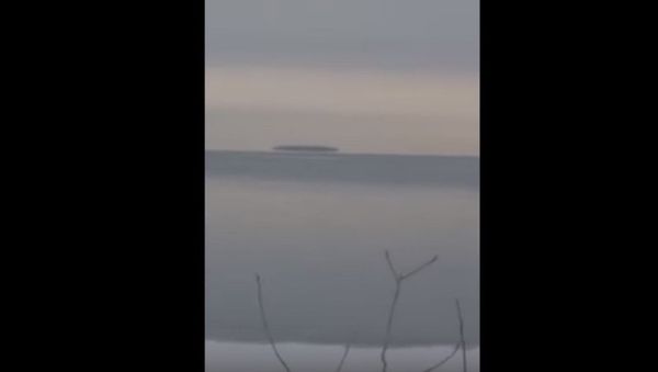 Mysterious object hovering on Lake Erie surface Mysterious object hovering on Lake Erie surface - Sputnik International