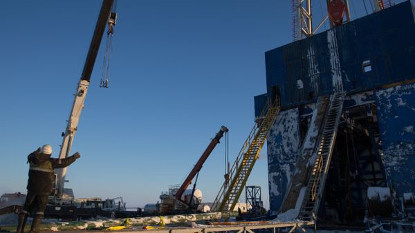 Employees of the oil company Rosneft started drilling the most northern on the Russian Arctic shelf wells Central Olginskaya-1 - Sputnik International