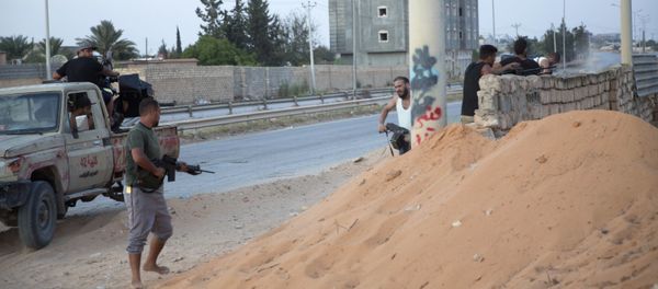 Fighters under the UN backed government discuss their plan while manning the front lines during clashes in southern Tripoli - Sputnik International
