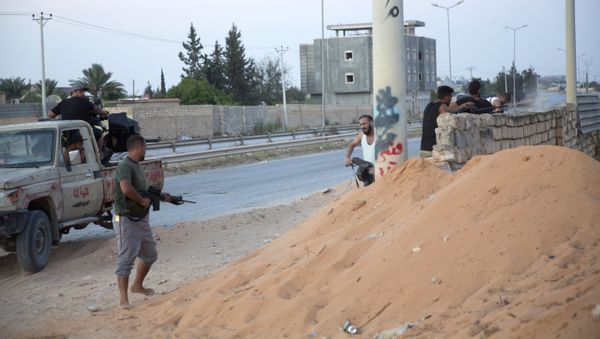 Fighters under the UN backed government discuss their plan while manning the front lines during clashes in southern Tripoli - Sputnik International