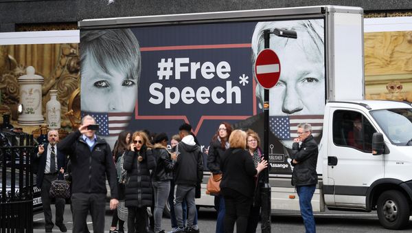 Supporters of WikiLeaks founder Julian Assange gather outside the Ecuadorian Embassy in London on April 5, 2019 - Sputnik International