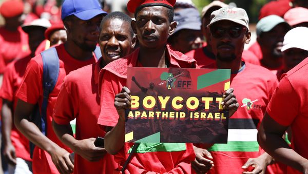 A man holds a sign as South African opposition Party Economic Freedom Fighters (EFF) members demonstrate to express their solidarity with the Palestinians in front of the Embassy of Israel in Pretoria, on November 2, 2017 - Sputnik International