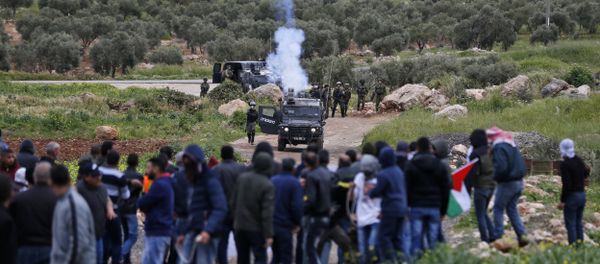 Palestinian protesters face Israeli troops during clashes following a demonstration in the village of Mughayir in the Israeli-occupied West Bank - Sputnik International