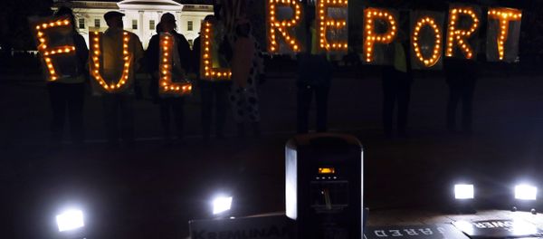 Protesters outside the White House in Washington DC, Monday, March 25, 2019, hold signs saying FULL REPORT, demanding that the complete results of special counsel Robert Mueller's investigation be released  - Sputnik International