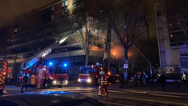 Massive BLAST rocks Paris building as firefighters struggle with monster blaze on Saturday evening 6 April Massive BLAST rocks Paris building as firefighters struggle with monster blaze on Saturday evening 6 April - Sputnik International
