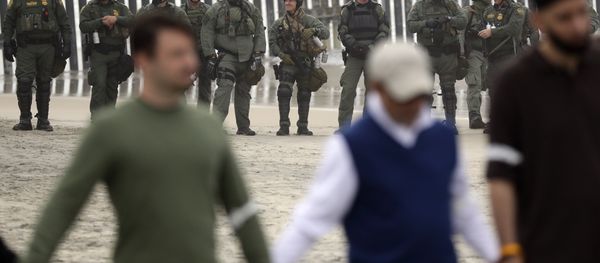 Border Patrol agents look on as a people hold hands and pray during a protest Monday, Dec. 10, 2018, in San Diego - Sputnik International