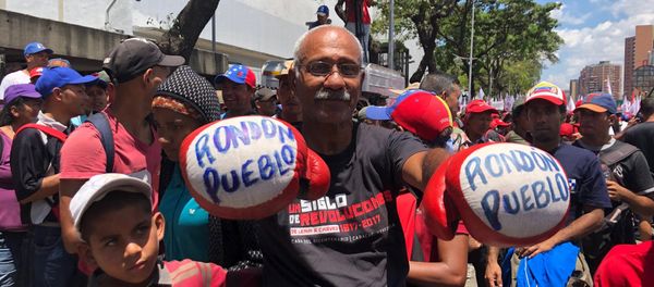 Manifestante de la marcha chavista convocada en Venezuela el 6 de abril de 2019 Manifestante de la marcha chavista convocada en Venezuela el 6 de abril de 2019 - Sputnik International