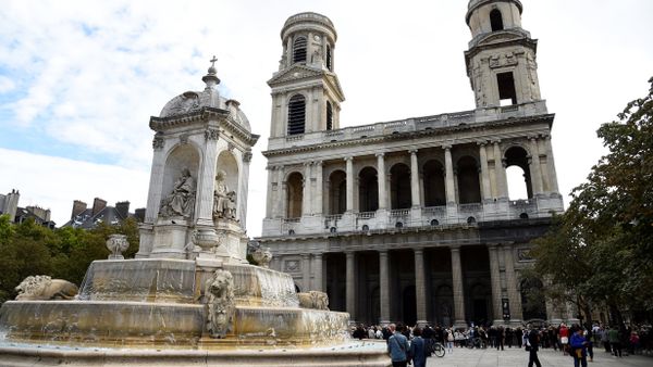 Relatives and friends arrive at the Saint-Sulpice church to attend the funeral of late actress Mireille Darc on September 1, 2017 in Paris. Relatives and friends arrive at the Saint-Sulpice church to attend the funeral of late actress Mireille Darc on September 1, 2017 in Paris. - Sputnik International