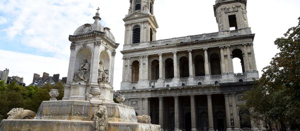 Relatives and friends arrive at the Saint-Sulpice church to attend the funeral of late actress Mireille Darc on September 1, 2017 in Paris. - Sputnik International