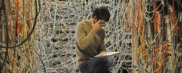 engineer checks network telecommunication cables engineer checks network telecommunication cables - Sputnik International