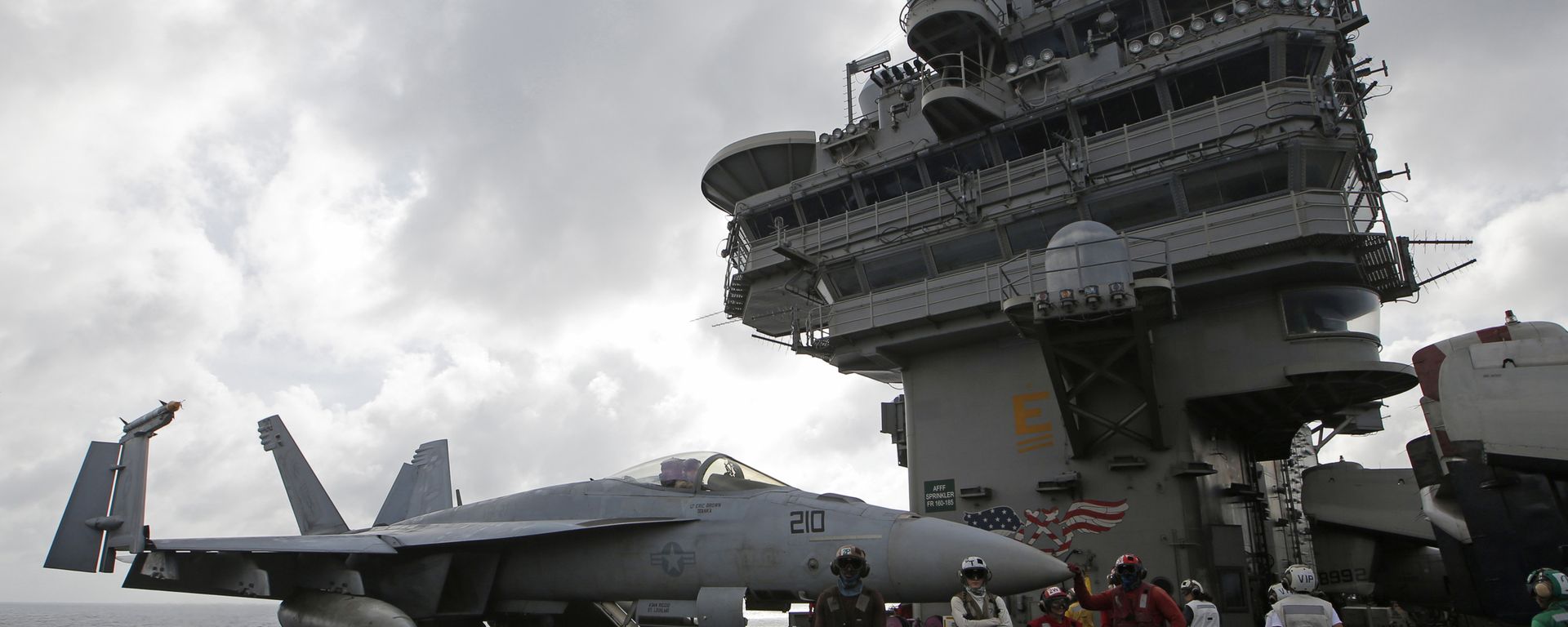 An F/A-18 Super Hornet fighter jet is seen on the deck of the U.S. Navy USS Ronald Reagan in the South China Sea - Sputnik International, 1920, 05.08.2022