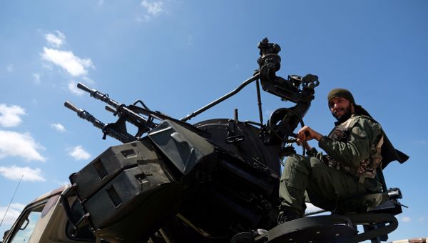 A member of Libyan National Army (LNA), commanded by Khalifa Haftar, is seen as he heads out of Benghazi to reinforce the troops advancing to Tripoli, in Benghazi, Libya April 7, 2019 - Sputnik International