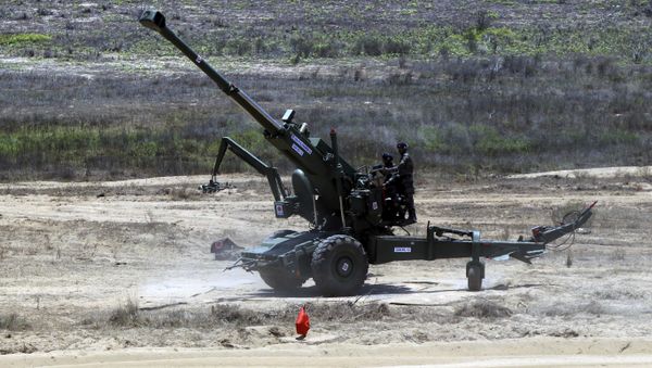 Indian army's Dhanush 155mm/45-caliber artillery gun is seen during a live demonstration at the defense expo in Kanchipuram, near Chennai, India, Wednesday, April 11, 2018 - Sputnik International