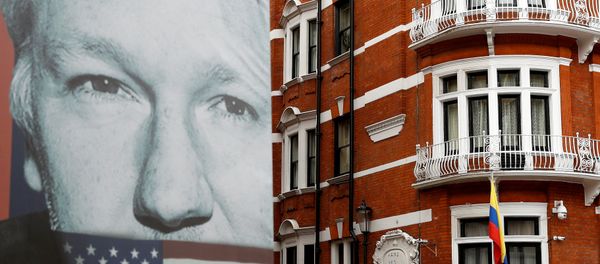 A truck carrying a poster relating to WikiLeaks founder Julian Assange is driven away from the Ecuadorian embassy, where Julian Assange is staying, in London, Britain April 5, 2019 - Sputnik International