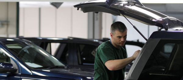 Workers examine Land Rover Freelander vehicles as they come off the production line at Jaguar Land Rover's Halewood assembly plant in Liverpool Workers examine Land Rover Freelander vehicles as they come off the production line at Jaguar Land Rover's Halewood assembly plant in Liverpool - Sputnik International