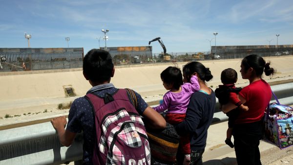 Migrants from Central America are seen before crossing illegally to the US to turn themselves in to request asylum to US Customs and Border Protection officials in El Paso, Texas. File photo - Sputnik International