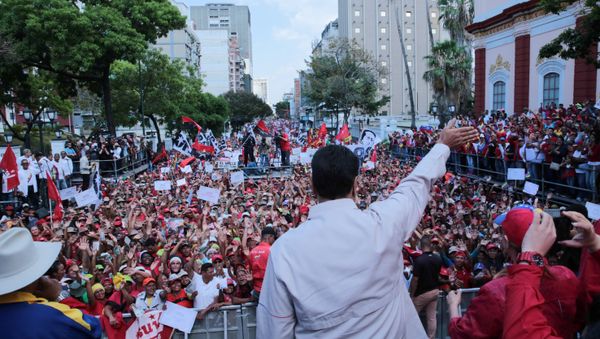 Venezuela's President Nicolas Maduro waves to supporters during a rally in support of the government in Caracas, Venezuela April 6, 2019. - Sputnik International