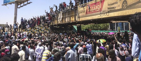 Protesters rally in front of the military headquarters in the capital Khartoum, Sudan, Monday, April 8, 2019 Protesters rally in front of the military headquarters in the capital Khartoum, Sudan, Monday, April 8, 2019 - Sputnik International