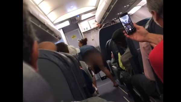 Allegedly Drunk Woman Twerks - Sputnik International