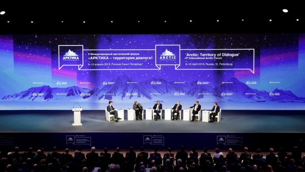 (R-L) Swedish Prime Minister Stefan Lofven, Icelandic President Gudni Johannesson, Russian President Vladimir Putin, Finnish President Sauli Niinisto and Norwegian Prime Minister Erna Solberg attend a session of the International Arctic Forum in Saint Petersburg, Russia April 9, 2019 - Sputnik International