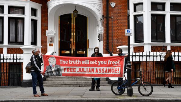 Suporters of WikiLeaks founder Julian Assange hold a banner as they gather outside the Ecuadorian Embassy in London on April 5, 2019, following rumours that Assange was about to be expelled - Sputnik International