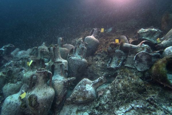 In this photo taken on Sunday, April 7, 2019, ancient amphoras lie at the bottom of the sea from a 5th Century B.C. shipwreck, the first ancient shipwreck to be opened to the public in Greece, including to recreational divers who will be able to visit the wreck itself, near the coast of Peristera, Greece. - Sputnik International