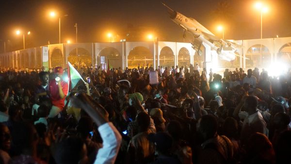 Demonstrators attend a protest rally demanding Sudanese President Omar Al-Bashir to step down outside Defence Ministry in Khartoum, Sudan April 10, 2019. - Sputnik International