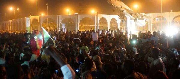 Demonstrators attend a protest rally demanding Sudanese President Omar Al-Bashir to step down outside Defence Ministry in Khartoum, Sudan April 10, 2019. - Sputnik International
