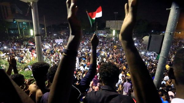 Sudanese demonstrators gather as they attend a protest rally demanding Sudanese President Omar Al-Bashir to step down, outside Defence Ministry in Khartoum, Sudan April 10, 2019 - Sputnik International