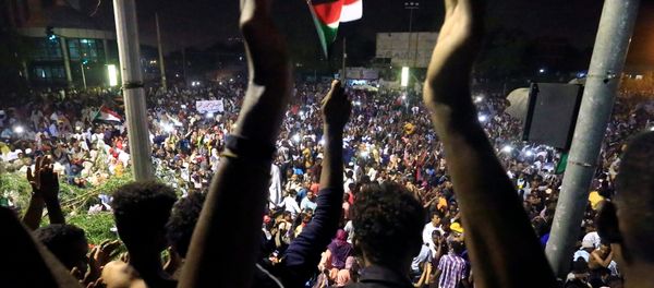 Sudanese demonstrators gather as they attend a protest rally demanding Sudanese President Omar Al-Bashir to step down, outside Defence Ministry in Khartoum, Sudan April 10, 2019 - Sputnik International