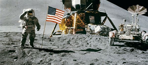 US cosmonaut James Irwin standing by the US flag waves on the moon during the Apollo 15 lunar mission on August 11, 1971 US cosmonaut James Irwin standing by the US flag waves on the moon during the Apollo 15 lunar mission on August 11, 1971 - Sputnik International