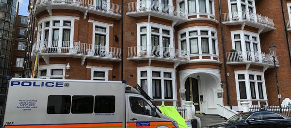 A police van parked outside the Ecuadorian Embassy in London, after WikiLeaks founder Julian Assange was arrested by officers from the Metropolitan Police and taken into custody Thursday April 11, 2019 - Sputnik International