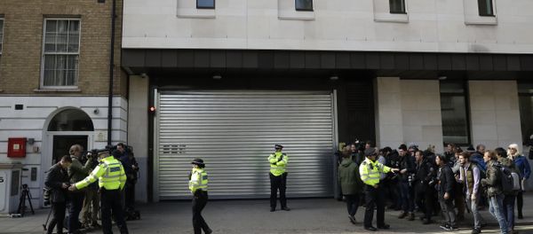 Police clear the way of waiting media outside Westminster magistrates court in London, Thursday, April 11, 2019 - Sputnik International