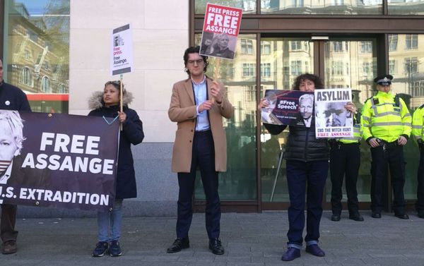 People are seen outside Westminster magistrates court in London, Thursday, April 11, 2019 People are seen outside Westminster magistrates court in London, Thursday, April 11, 2019 - Sputnik International
