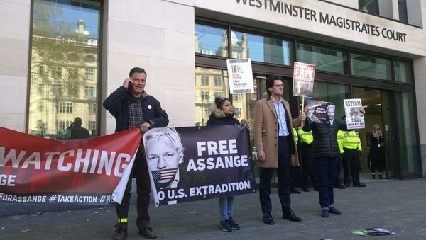 People are seen outside Westminster magistrates court in London, Thursday, April 11, 2019 - Sputnik International