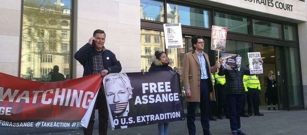 People are seen outside Westminster magistrates court in London, Thursday, April 11, 2019 - Sputnik International