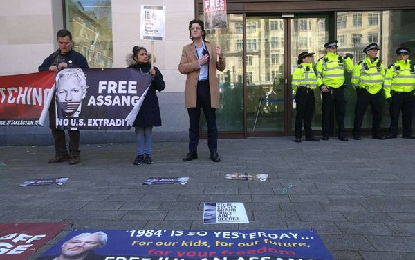 People are seen outside Westminster magistrates court in London, Thursday, April 11, 2019 People are seen outside Westminster magistrates court in London, Thursday, April 11, 2019 - Sputnik International