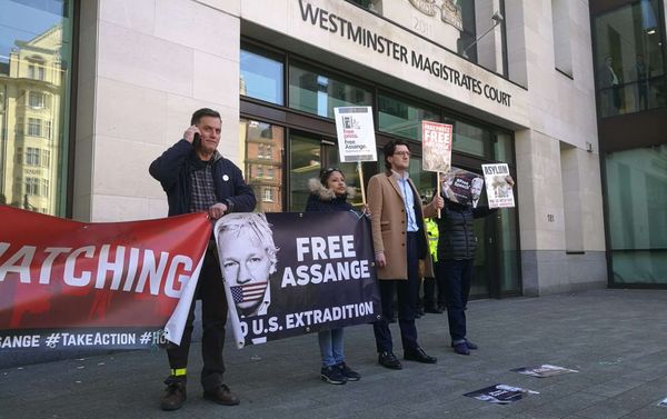 People are seen outside Westminster magistrates court in London, Thursday, April 11, 2019 People are seen outside Westminster magistrates court in London, Thursday, April 11, 2019 - Sputnik International