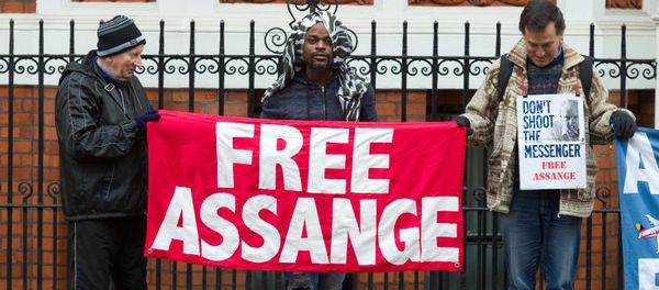 People are seen outside Westminster magistrates court in London, Thursday, April 11, 2019 People are seen outside Westminster magistrates court in London, Thursday, April 11, 2019 - Sputnik International