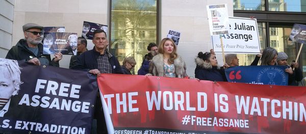 Protesters rally in front of the Westminster Magistrate's Courthouse in London in support of Wikileaks founder Julian Assange Protesters rally in front of the Westminster Magistrate's Courthouse in London in support of Wikileaks founder Julian Assange - Sputnik International