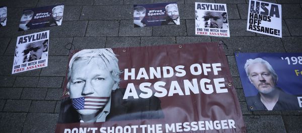 Banners in support of WikiLeaks founder Julian Assange are displayed outside Westminster magistrates court where he was appearing in London, Thursday, April 11, 2019. Banners in support of WikiLeaks founder Julian Assange are displayed outside Westminster magistrates court where he was appearing in London, Thursday, April 11, 2019. - Sputnik International