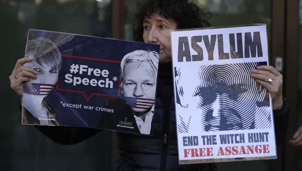 A protester demonstrating in support of WikiLeaks founder Julian Assange holds placards outside Westminster magistrates court where he was appearing in London, Thursday, April 11, 2019. - Sputnik International