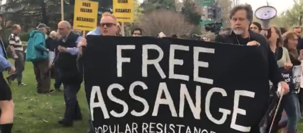 Protesters Rally from British Embassy to the British Ambassador's Residence - Sputnik International