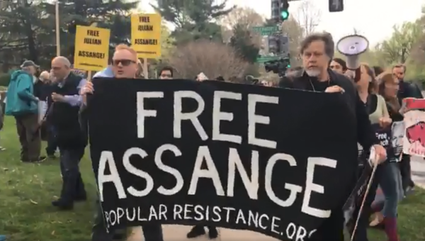 Protesters Rally from British Embassy to the British Ambassador's Residence - Sputnik International