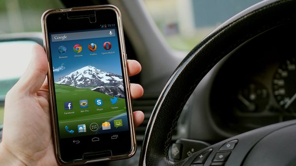 Driver holding a smartphone - Sputnik International