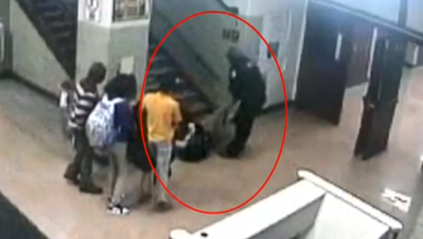 Newly obtained video offers a new look at a disturbing altercation at Marshall High School between Chicago police and a student. - Sputnik International