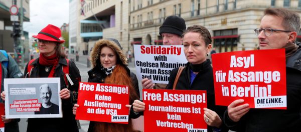 Supporters of WikiLeaks founder Julian Assange protest against his arrest, near the British embassy in Berlin, Germany April 12, 2019. The signs read: No extradition to the U.S., Journalism is not a crime and Asylum for Assange in Berlin. - Sputnik International