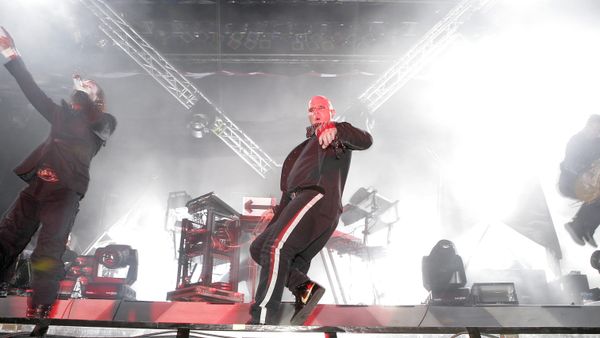 Maxim Reality, left, and Keith Flint, center, of Britain's punk band The Prodigy perform on stage during the Gampel Open Air Festival in Gampel, Switzerland, Thursday August 17, 2006. (KEYSTONE/Olivier Maire) - Sputnik International