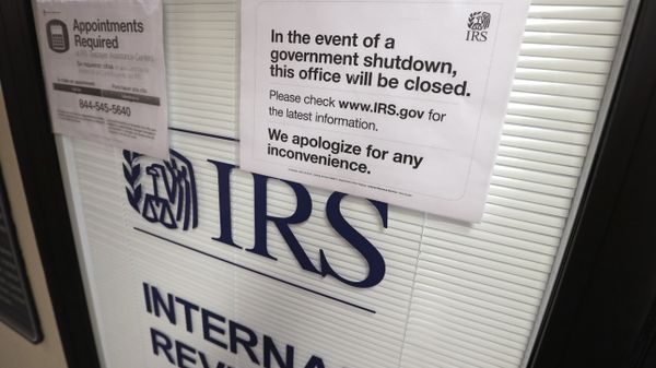 Doors at the Internal Revenue Service (IRS) in the Henry M. Jackson Federal Building are locked and covered with blinds as a sign posted advises that the office will be closed during the partial government shutdown - Sputnik International